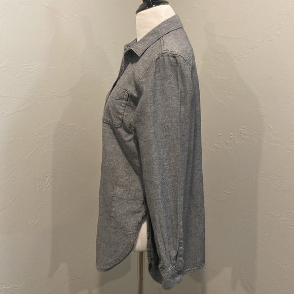 EUC, ladies grey snap front shirt. Size small - Picture 2 of 6